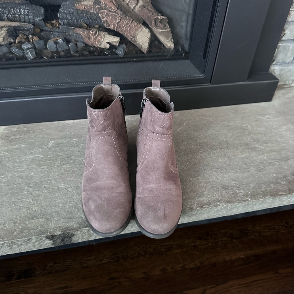 Booties size 7.5 in good condition .